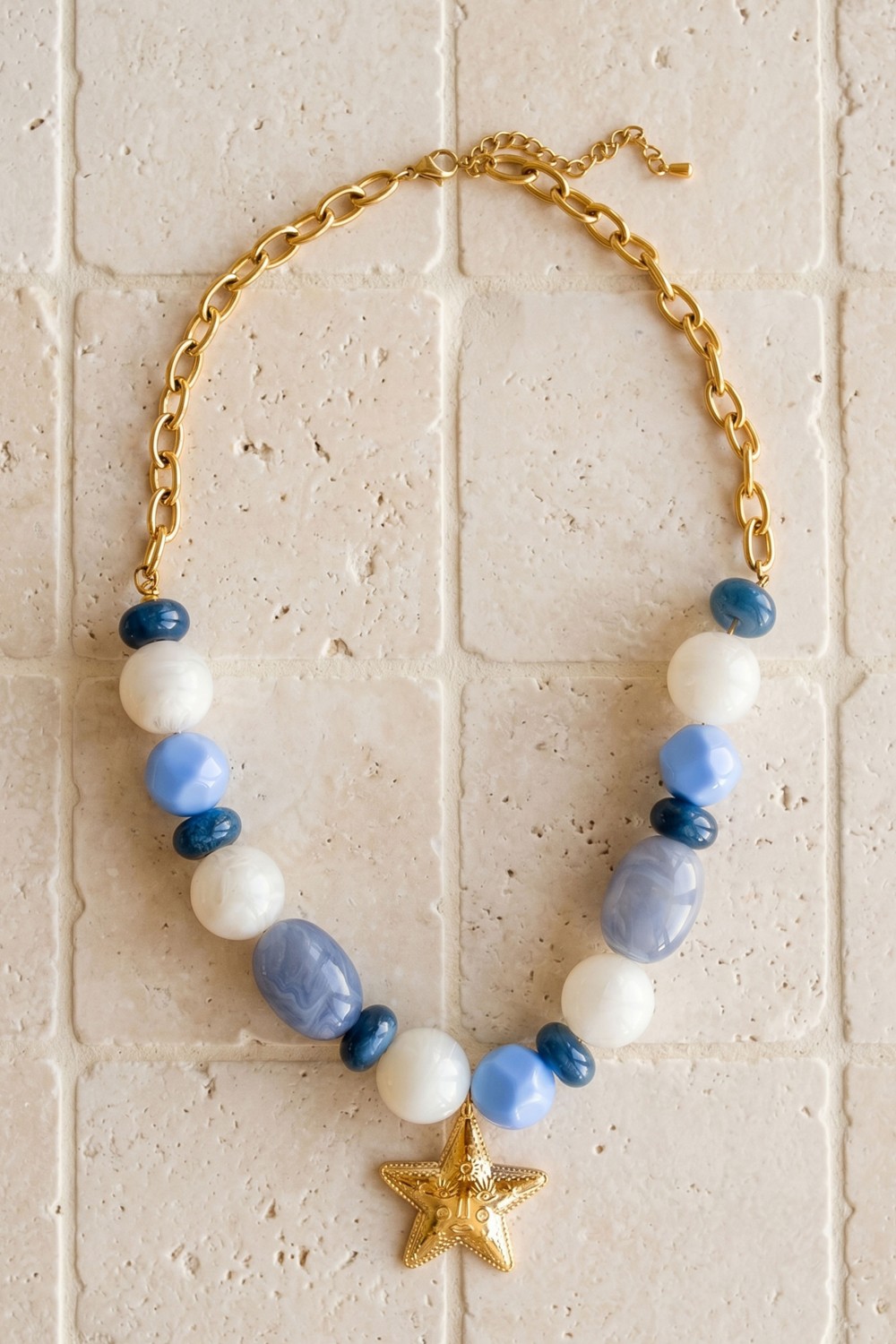 Collar de cuentas de resina y colgante dorado