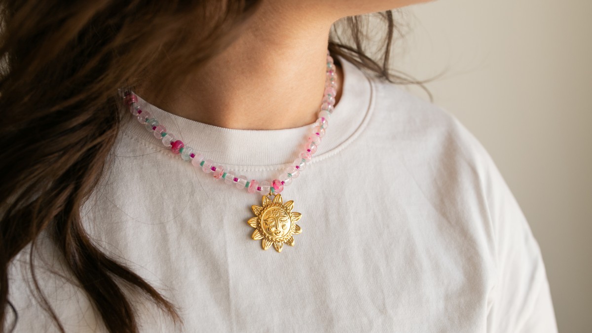 Esquema Collar de cuentas redondas de resina y colgante con forma de sol