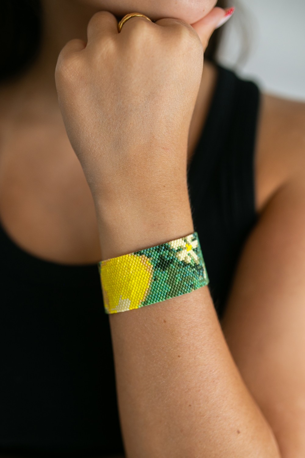 Esquema Pulsera con motivo de limones, tejida con cuentas, con tira de inicio Esquema Pulsera con motivo de limones, tejida con cuentas, con tira de inicio