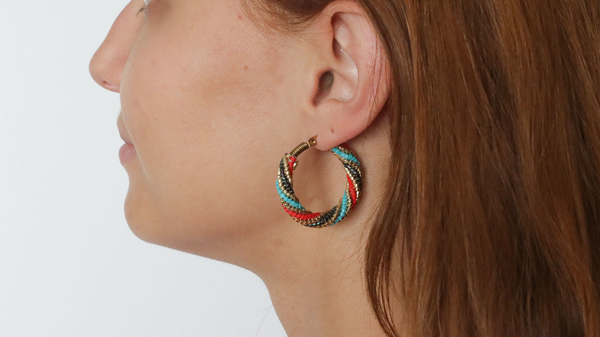 Pendientes de aro con diseño «herringbone twist» de Miyuki Delica 11/0 Pendientes de aro con diseño «herringbone twist» de Miyuki Delica 11/0