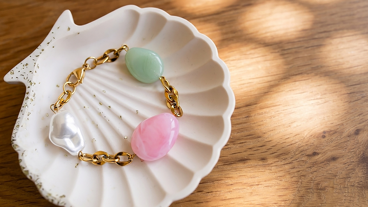 Tutorial para hacer una pulsera con cuentas de resina y cadena dorada