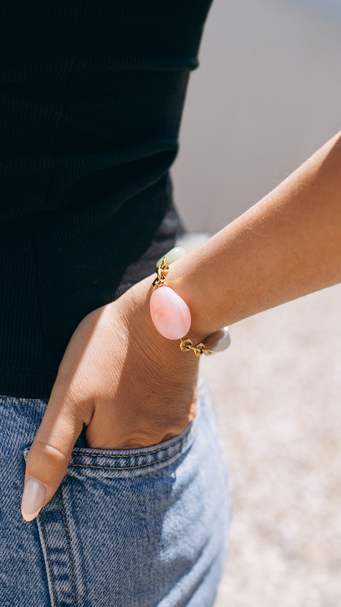 Tutorial para hacer una pulsera con cuentas de resina y cadena dorada