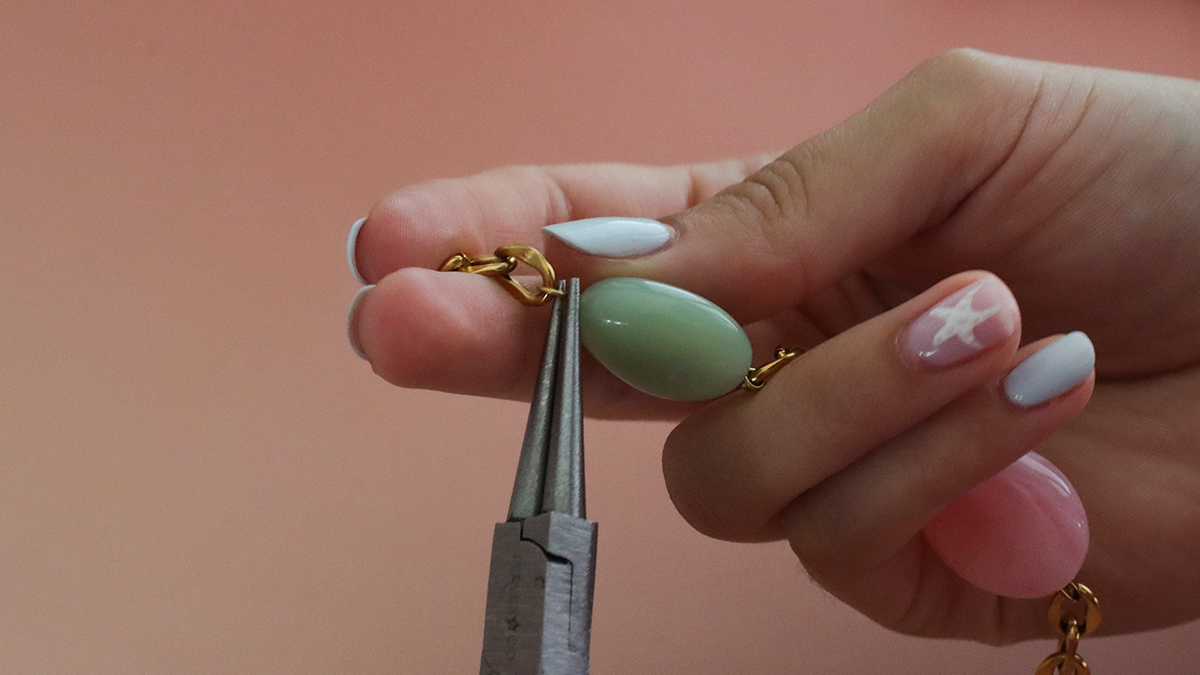 Tutorial para hacer una pulsera con cuentas de resina y cadena dorada : Paso 2 Tutorial para hacer una pulsera con cuentas de resina y cadena dorada : Paso 2