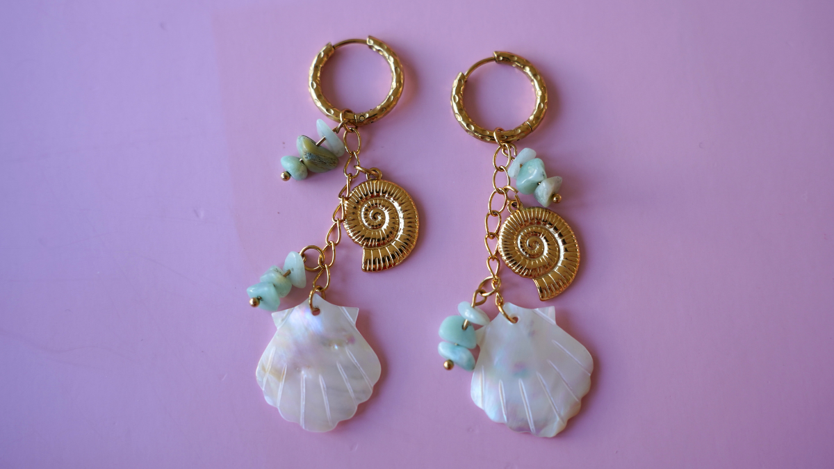 Pendientes de aro de verano con múltiples dijes, de acero inoxidable y nácar : Paso 6