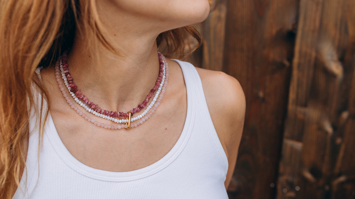 Collar de varias vueltas con piedras preciosas y cuentas de nácar Collar de varias vueltas con piedras preciosas y cuentas de nácar