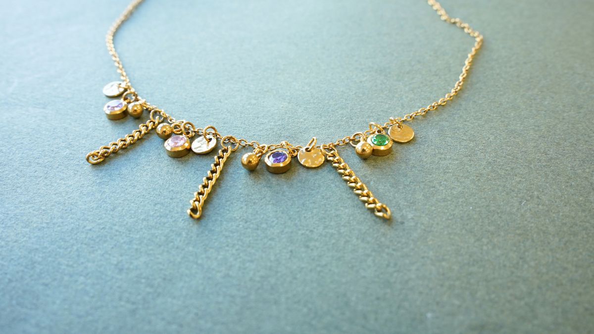 Collar con dijes de piedra natal y acero inoxidable : Paso 3