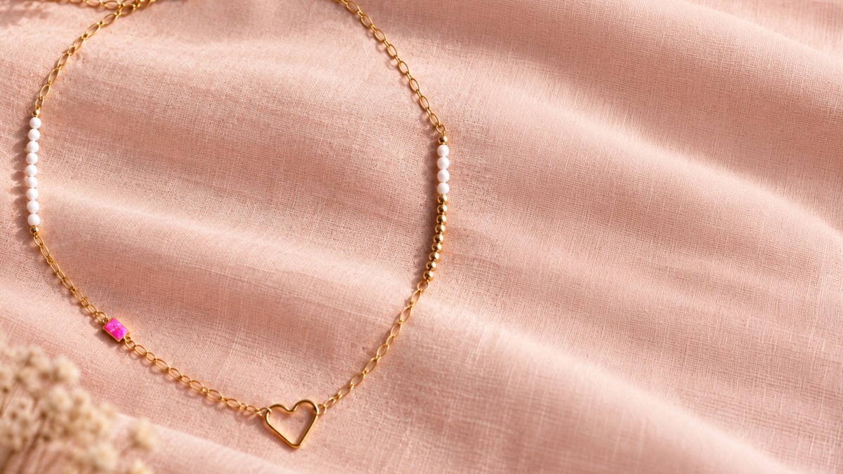 Esquema Collar de Gold Filled con cadena, perlas y un anillo en forma de corazón Esquema Collar de Gold Filled con cadena, perlas y un anillo en forma de corazón