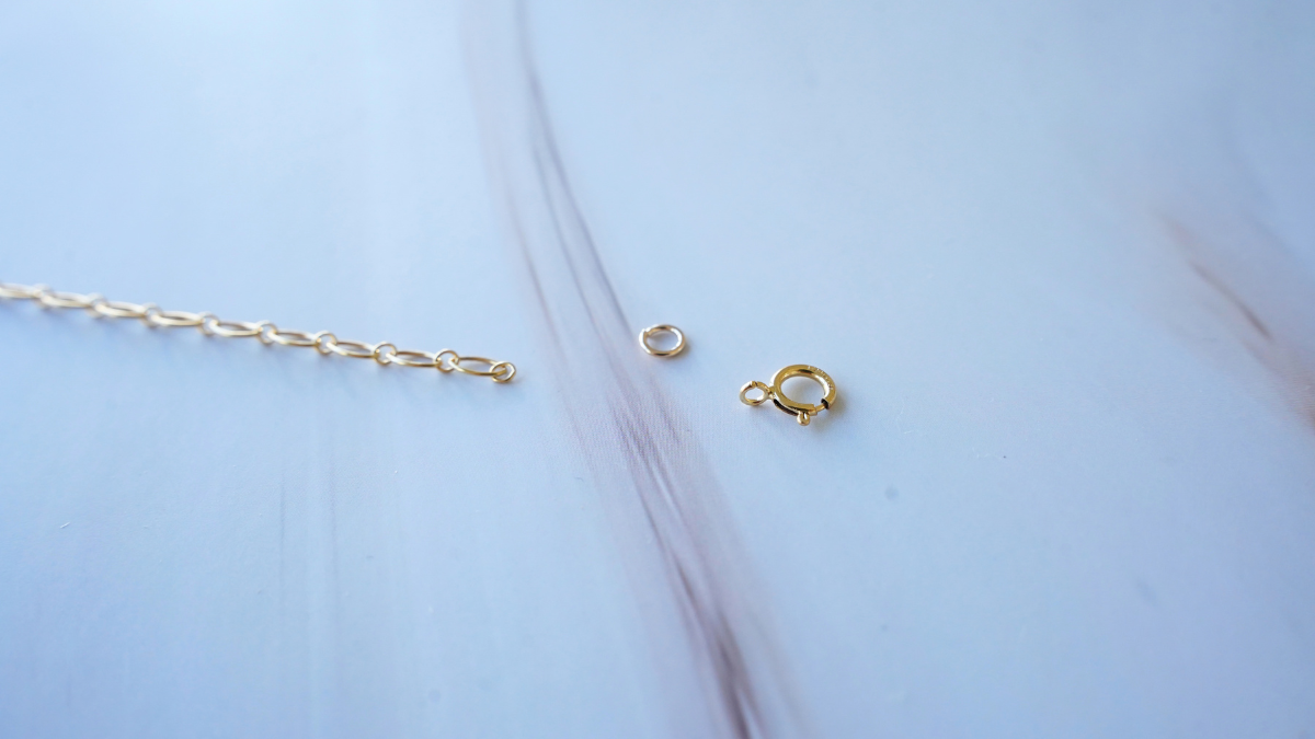 Collar de Gold Filled con cadena, perlas y un anillo en forma de corazón : Paso 2 Collar de Gold Filled con cadena, perlas y un anillo en forma de corazón : Paso 2