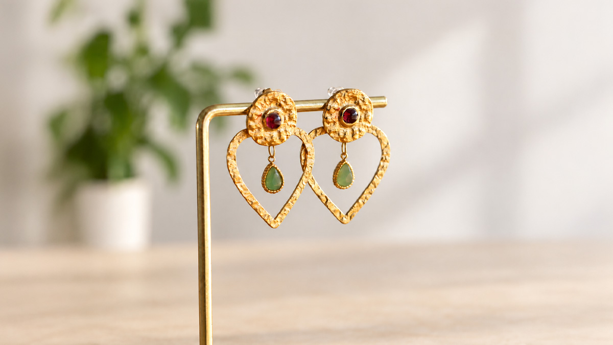 Pendientes con forma de corazón y colgantes con piedras preciosas