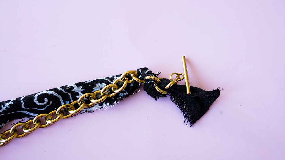 Collar tipo bandana negro con colgantes dorados : Paso 2 Collar tipo bandana negro con colgantes dorados : Paso 2