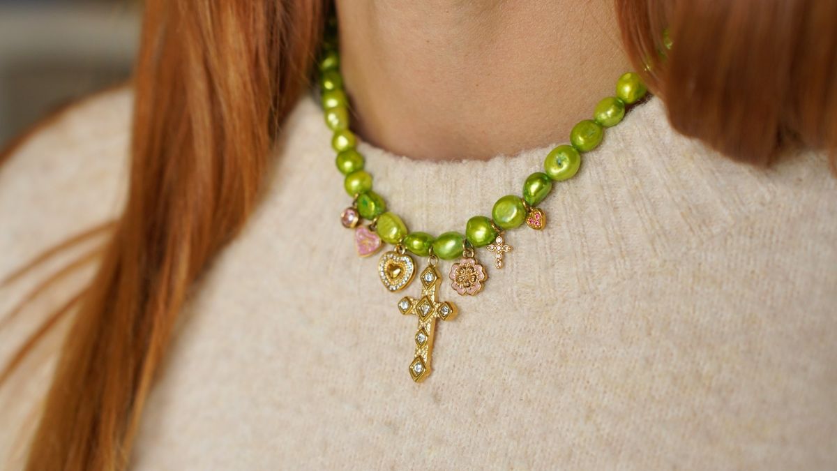 Collar de cuentas de agua dulce de color verde anís con dijes de acero inoxidable dorado y rosa