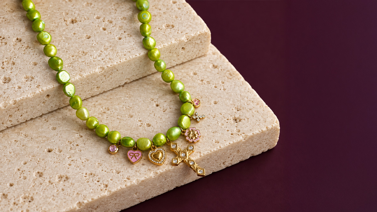 Esquema Collar de cuentas de agua dulce de color verde anís con dijes de acero inoxidable dorado y rosa