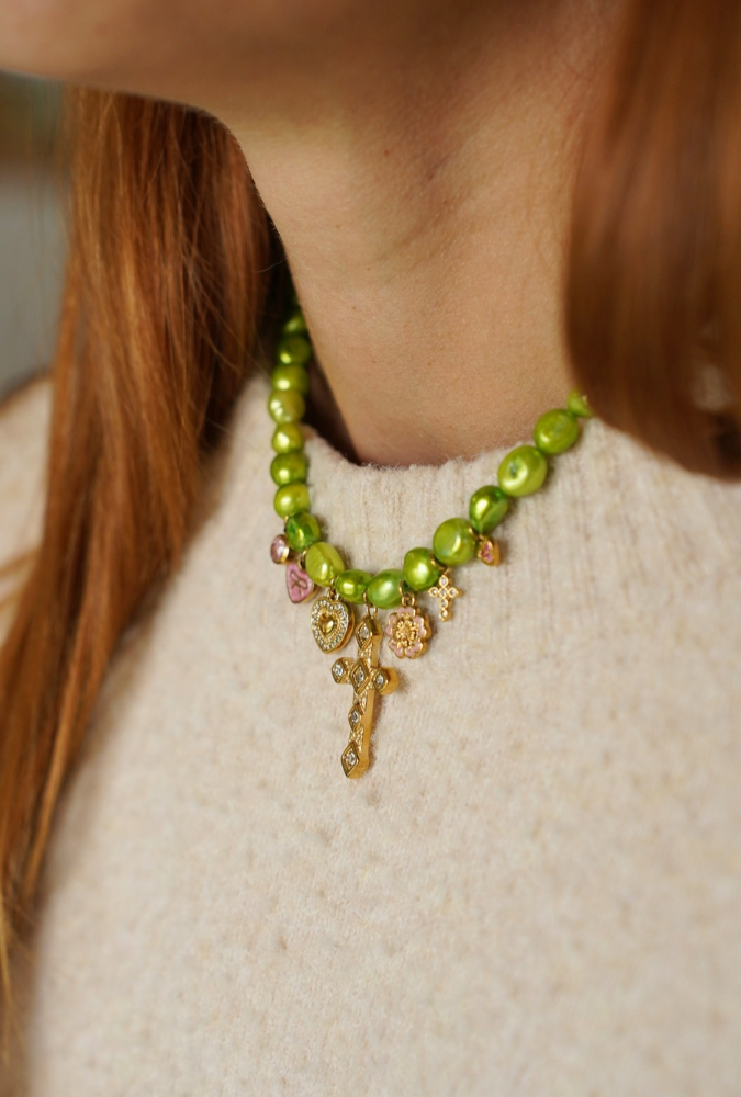 Collar de cuentas de agua dulce de color verde anís con dijes de acero inoxidable dorado y rosa