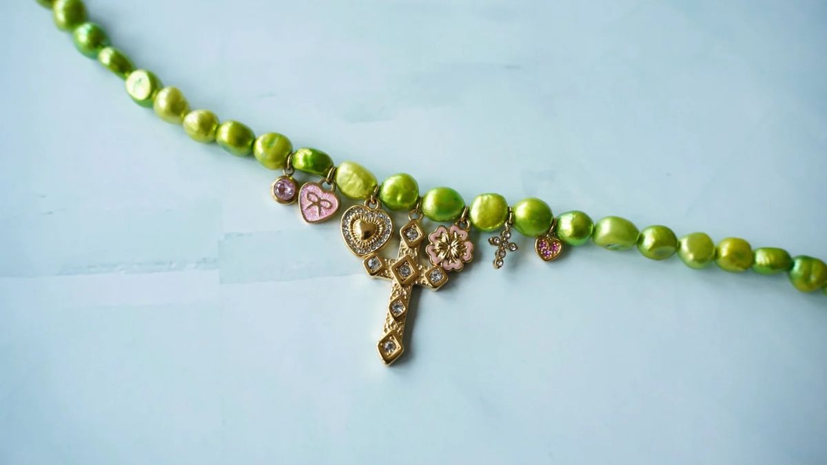 Collar de cuentas de agua dulce de color verde anís con dijes de acero inoxidable dorado y rosa : Paso 3
