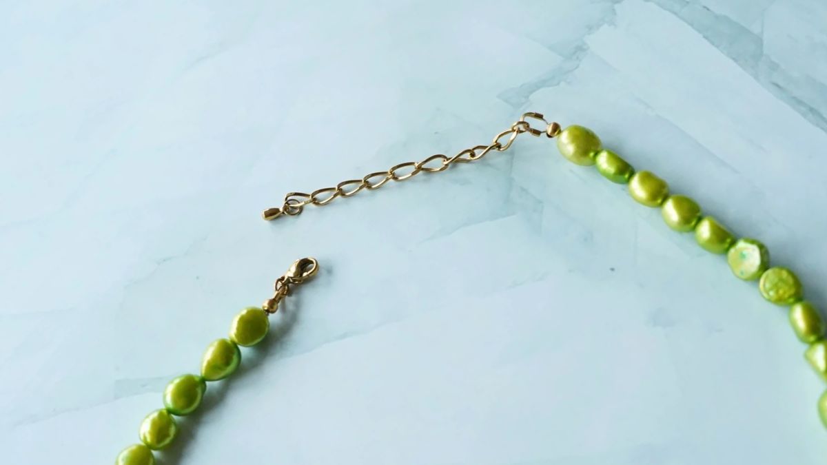 Collar de cuentas de agua dulce de color verde anís con dijes de acero inoxidable dorado y rosa : Paso 4