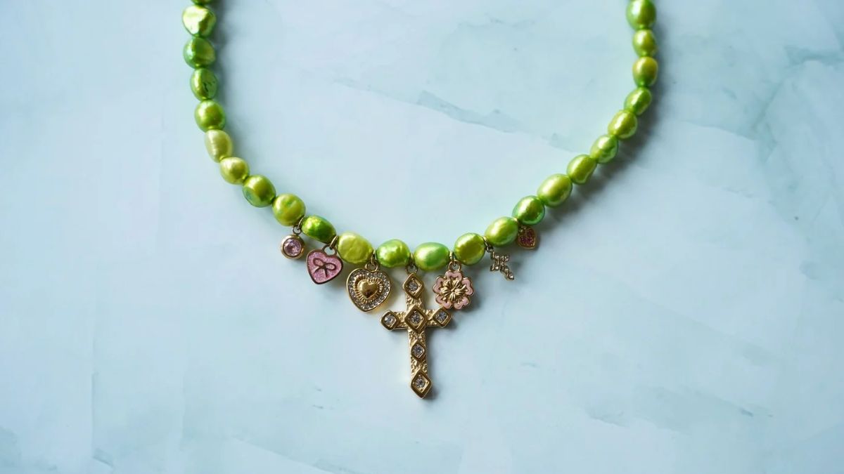 Collar de cuentas de agua dulce de color verde anís con dijes de acero inoxidable dorado y rosa : Paso 5