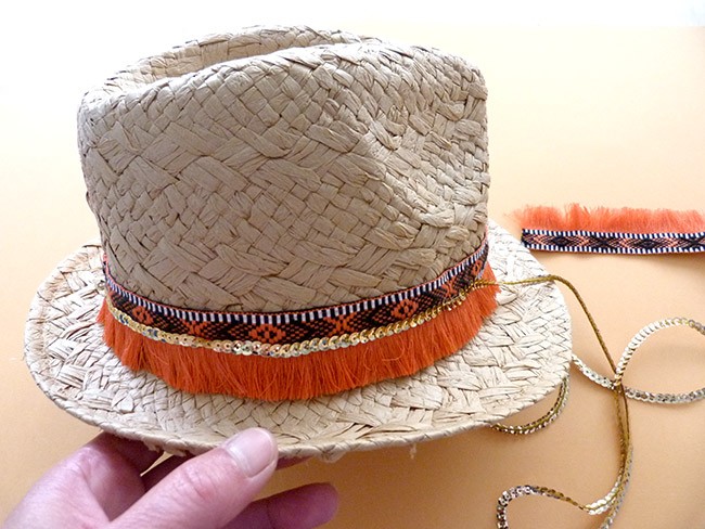 Sombrero panamá personalizado con trenza, lentejuelas y conchas de cauri : Paso 2