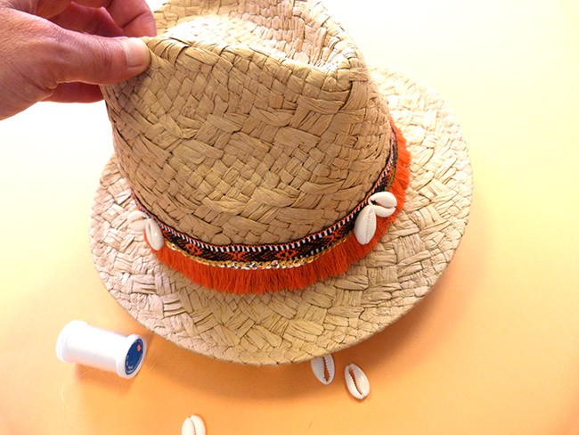 Sombrero panamá personalizado con trenza, lentejuelas y conchas de cauri : Paso 3
