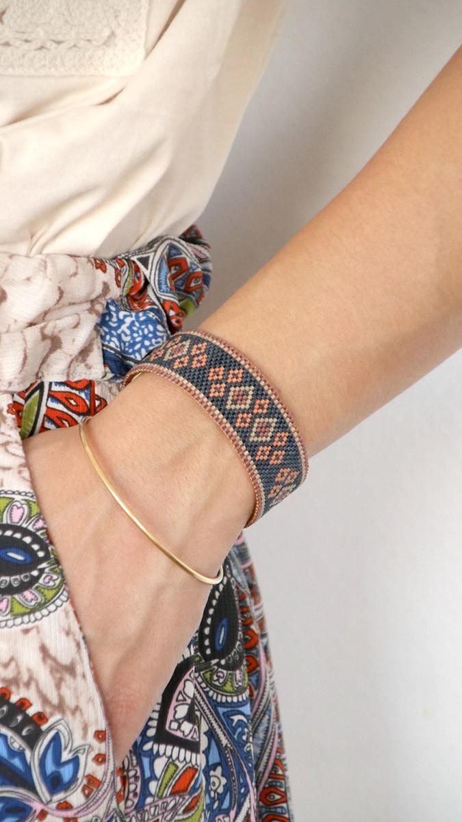 Esquema Tejiendo peyote extraño en el puño de cuero Esquema Tejiendo peyote extraño en el puño de cuero