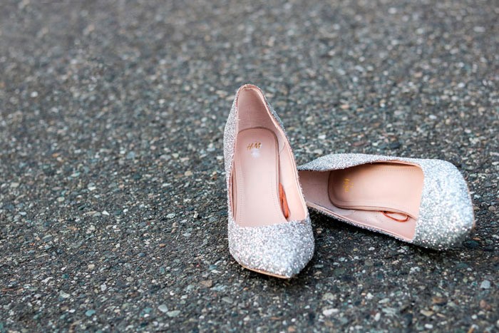 Esquema DIY Personalización de tacones con purpurina plateada Esquema DIY Personalización de tacones con purpurina plateada