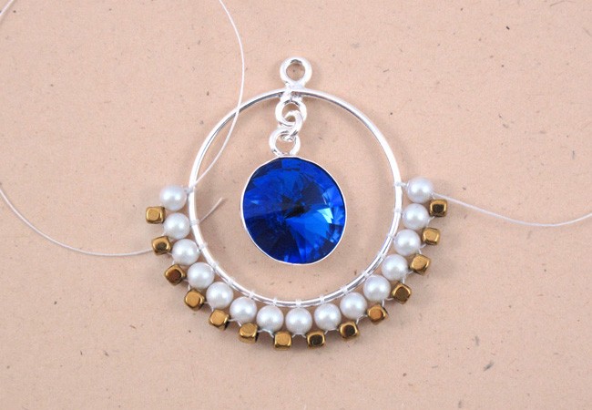 perlas de PureCrystal criollos tejidas Mini hematita : Paso 2 perlas de PureCrystal criollos tejidas Mini hematita : Paso 2