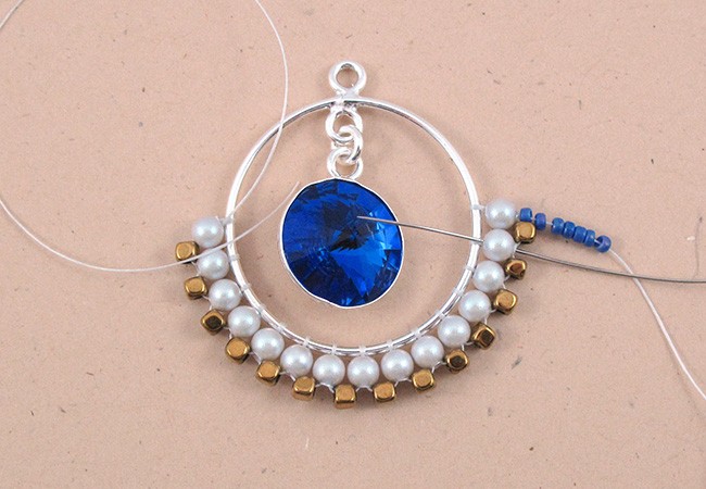 perlas de PureCrystal criollos tejidas Mini hematita : Paso 3 perlas de PureCrystal criollos tejidas Mini hematita : Paso 3