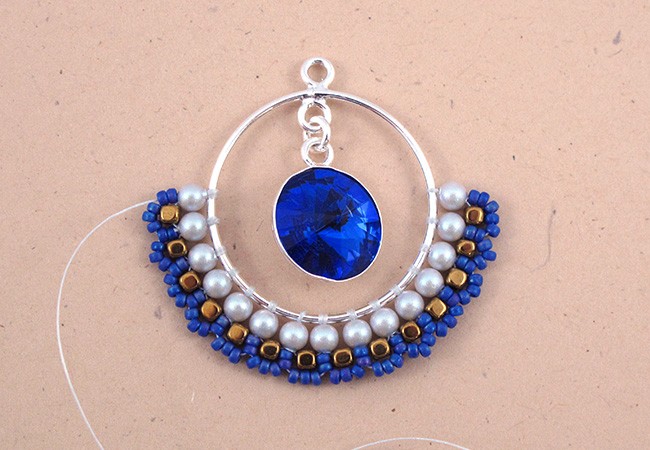 perlas de PureCrystal criollos tejidas Mini hematita : Paso 4 perlas de PureCrystal criollos tejidas Mini hematita : Paso 4