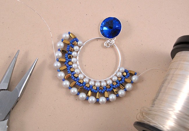 perlas de PureCrystal criollos tejidas Mini hematita : Paso 6 perlas de PureCrystal criollos tejidas Mini hematita : Paso 6