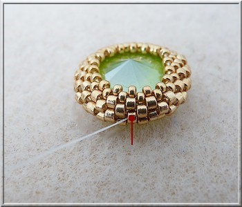 aretes con cristales de PureCrystal Salomé majestuosa azul y perlas de cal y vidrio y Amos® Khéops® por Puca® : Paso 5 aretes con cristales de PureCrystal Salomé majestuosa azul y perlas de cal y vidrio y Amos® Khéops® por Puca® : Paso 5