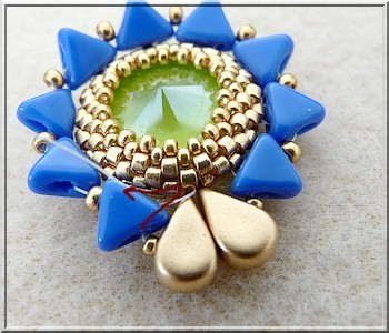 aretes con cristales de PureCrystal Salomé majestuosa azul y perlas de cal y vidrio y Amos® Khéops® por Puca® : Paso 11 aretes con cristales de PureCrystal Salomé majestuosa azul y perlas de cal y vidrio y Amos® Khéops® por Puca® : Paso 11