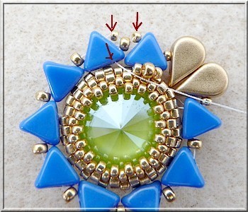 aretes con cristales de PureCrystal Salomé majestuosa azul y perlas de cal y vidrio y Amos® Khéops® por Puca® : Paso 14 aretes con cristales de PureCrystal Salomé majestuosa azul y perlas de cal y vidrio y Amos® Khéops® por Puca® : Paso 14