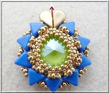 aretes con cristales de PureCrystal Salomé majestuosa azul y perlas de cal y vidrio y Amos® Khéops® por Puca® : Paso 15 aretes con cristales de PureCrystal Salomé majestuosa azul y perlas de cal y vidrio y Amos® Khéops® por Puca® : Paso 15