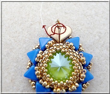 aretes con cristales de PureCrystal Salomé majestuosa azul y perlas de cal y vidrio y Amos® Khéops® por Puca® : Paso 16 aretes con cristales de PureCrystal Salomé majestuosa azul y perlas de cal y vidrio y Amos® Khéops® por Puca® : Paso 16