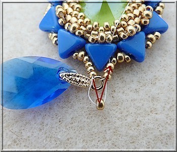 aretes con cristales de PureCrystal Salomé majestuosa azul y perlas de cal y vidrio y Amos® Khéops® por Puca® : Paso 18 aretes con cristales de PureCrystal Salomé majestuosa azul y perlas de cal y vidrio y Amos® Khéops® por Puca® : Paso 18