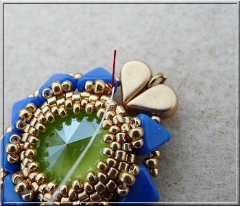 aretes con cristales de PureCrystal Salomé majestuosa azul y perlas de cal y vidrio y Amos® Khéops® por Puca® : Paso 20 aretes con cristales de PureCrystal Salomé majestuosa azul y perlas de cal y vidrio y Amos® Khéops® por Puca® : Paso 20