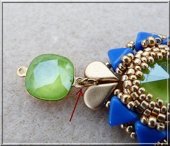 aretes con cristales de PureCrystal Salomé majestuosa azul y perlas de cal y vidrio y Amos® Khéops® por Puca® : Paso 22 aretes con cristales de PureCrystal Salomé majestuosa azul y perlas de cal y vidrio y Amos® Khéops® por Puca® : Paso 22