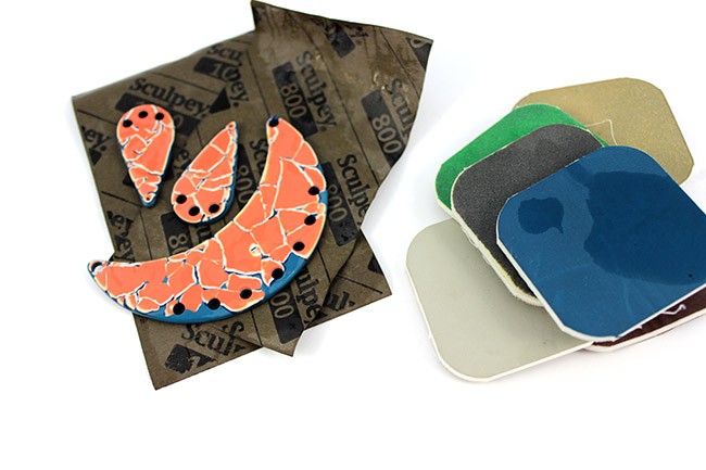 Pechera y pendientes de Fimo color flamenco con cowries : Paso 7 Pechera y pendientes de Fimo color flamenco con cowries : Paso 7