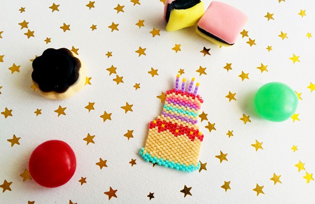 Esquema Ladrillo que teje pespuntes de la torta de cumpleaños de la rejilla Miyuki Delicas 11/0