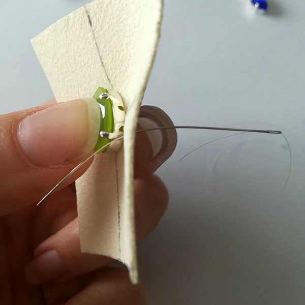 Pendientes de cabujón azul majestuoso, ranúnculo y lima de PureCrystal : Paso 5 Pendientes de cabujón azul majestuoso, ranúnculo y lima de PureCrystal : Paso 5