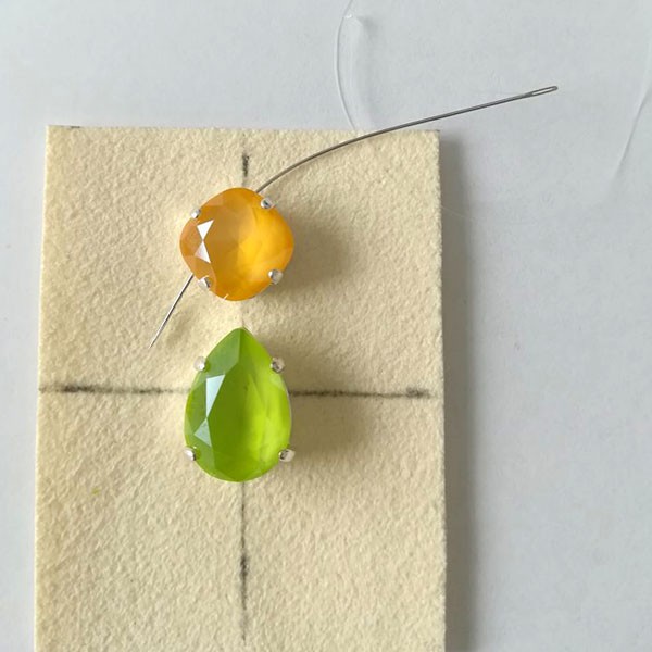 Pendientes de cabujón azul majestuoso, ranúnculo y lima de PureCrystal : Paso 6 Pendientes de cabujón azul majestuoso, ranúnculo y lima de PureCrystal : Paso 6