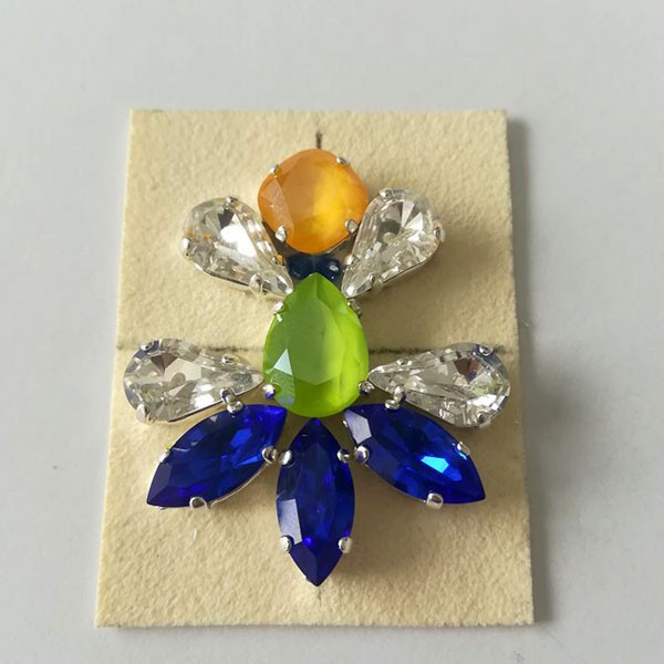 Pendientes de cabujón azul majestuoso, ranúnculo y lima de PureCrystal : Paso 11 Pendientes de cabujón azul majestuoso, ranúnculo y lima de PureCrystal : Paso 11