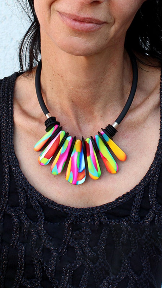 Esquema Collar étnico multicolor de arcilla polimérica