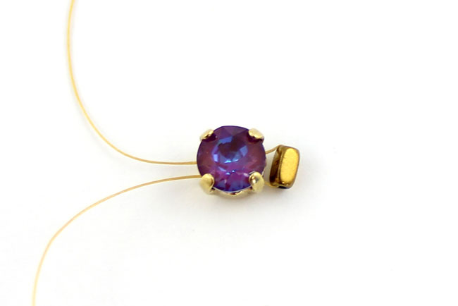 Pulsera tejida con punto cuadrado y cabujón PureCrystal DeLite : Paso 1