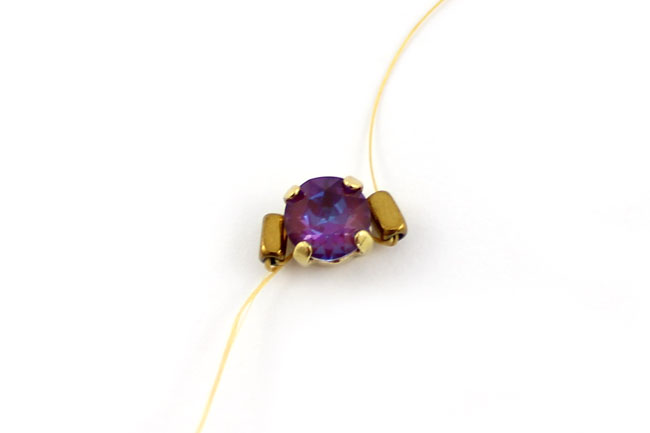 Pulsera tejida con punto cuadrado y cabujón PureCrystal DeLite : Paso 2