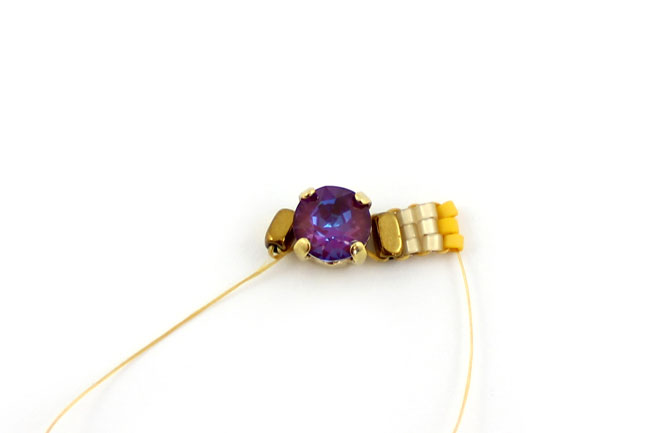 Pulsera tejida con punto cuadrado y cabujón PureCrystal DeLite : Paso 4
