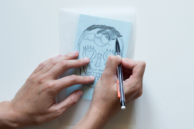 Postal de bricolaje calavera calavera mexicana con sello de goma tallado uno mismo : Paso 2