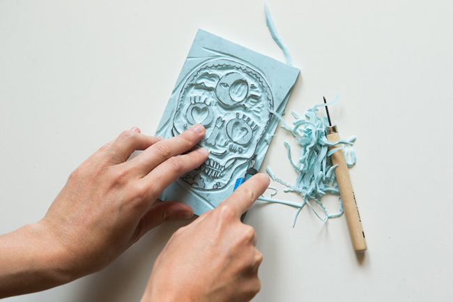 Postal de bricolaje calavera calavera mexicana con sello de goma tallado uno mismo : Paso 4