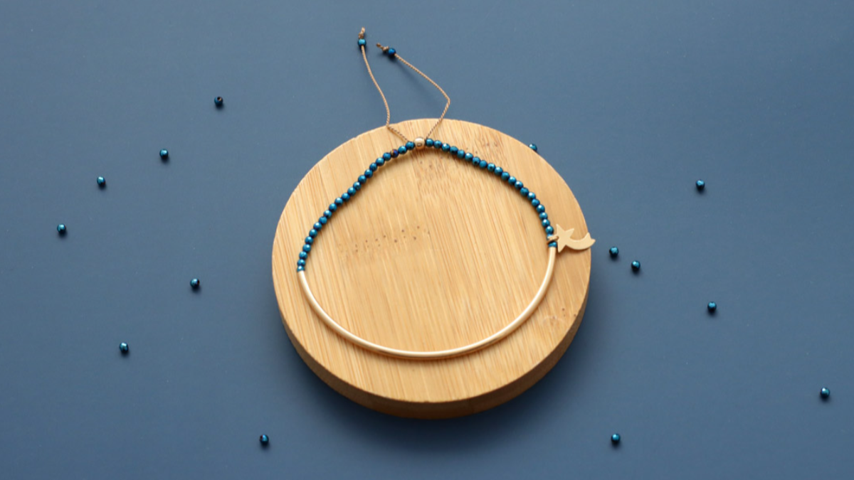 Esquema Pulsera de media anilla rellena de oro con hematites azules y estrella fugaz. Esquema Pulsera de media anilla rellena de oro con hematites azules y estrella fugaz.