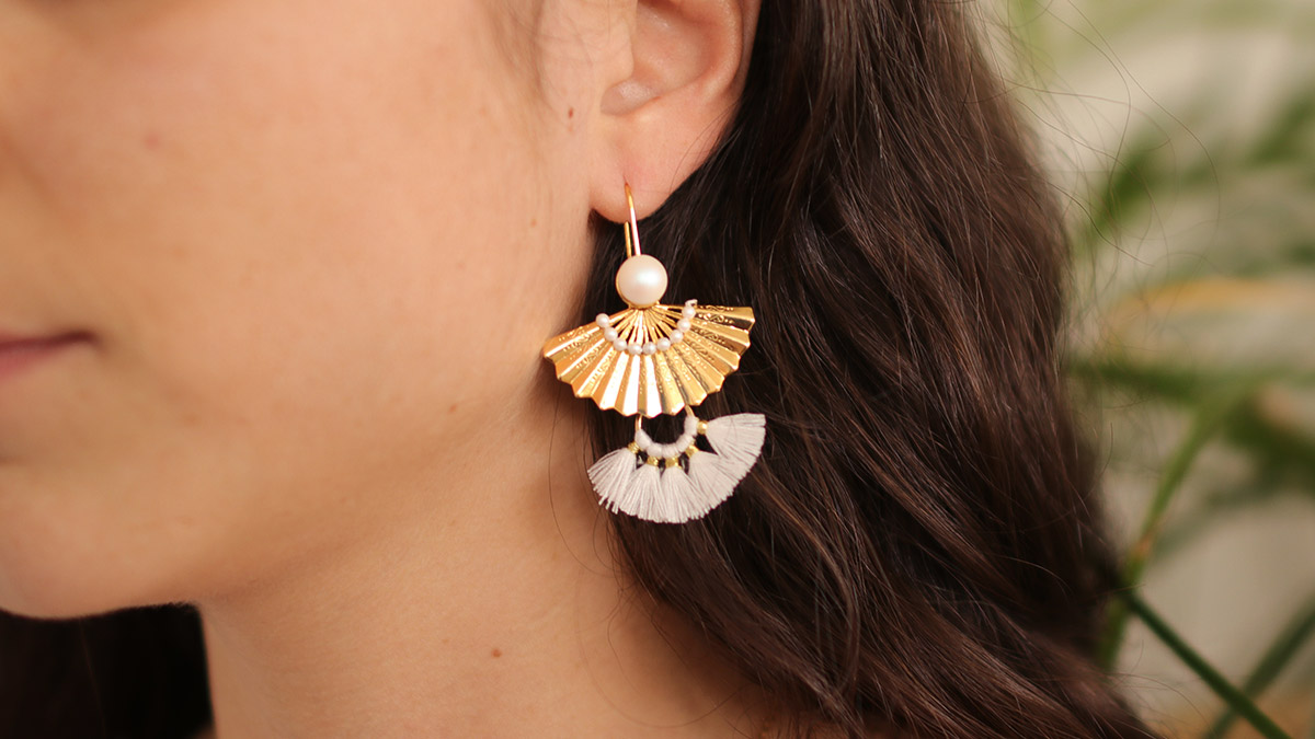 Pendientes abanico dorados con cuentas nacaradas de PureCrystal y borlas Pendientes abanico dorados con cuentas nacaradas de PureCrystal y borlas