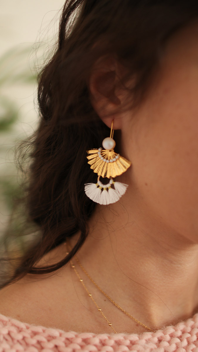 Esquema Pendientes abanico dorados con cuentas nacaradas de PureCrystal y borlas